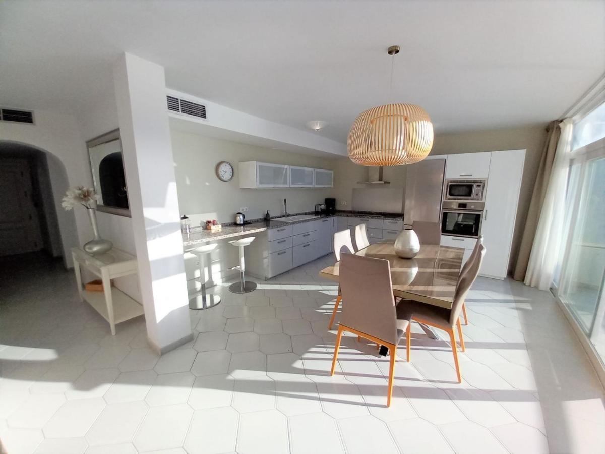 Miraflores Beachfront Penthouse Sitio de Calahonda エクステリア 写真
